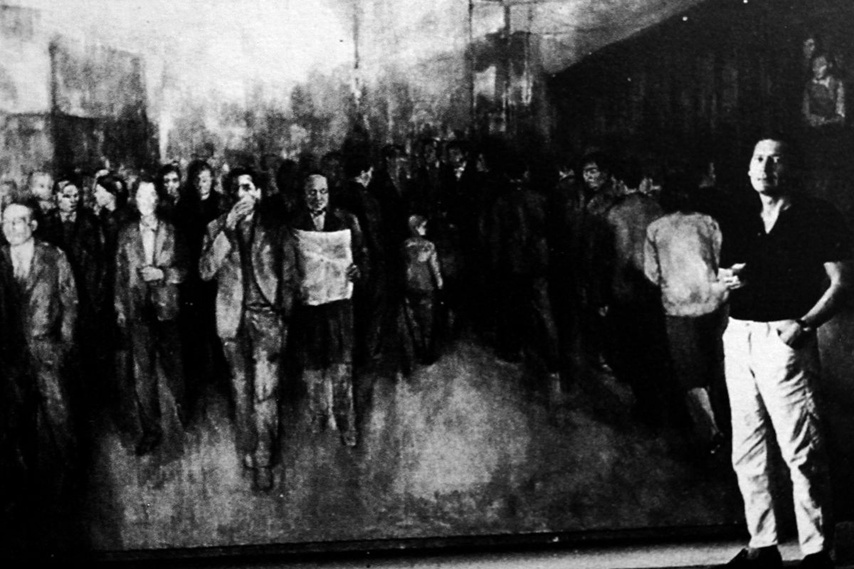 Luciano Caldari davanti al dipinto La Folla-1967
